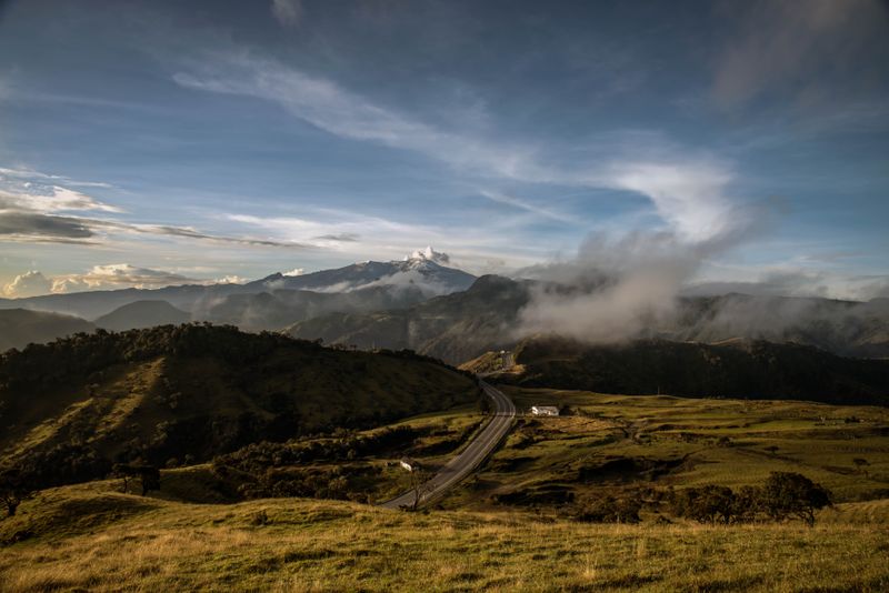 Montañas y carretera en Manizales, Caldas
