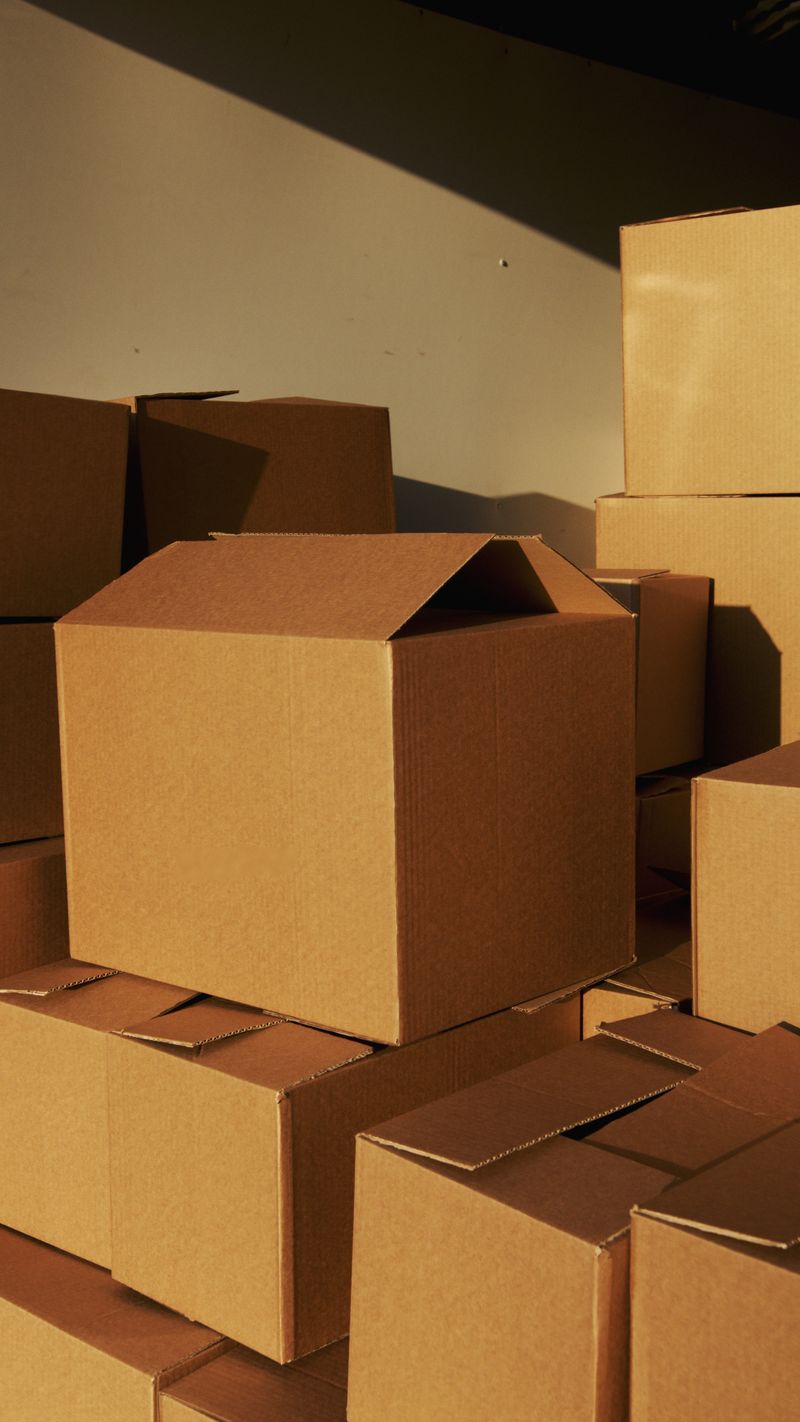 Cajas de cartón apiladas y listas para distribución